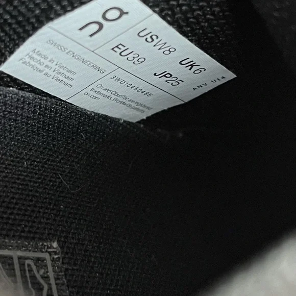 On Cloud Women’s Athletic Shoes in Black and White - worn twice - Picture 6 of 8